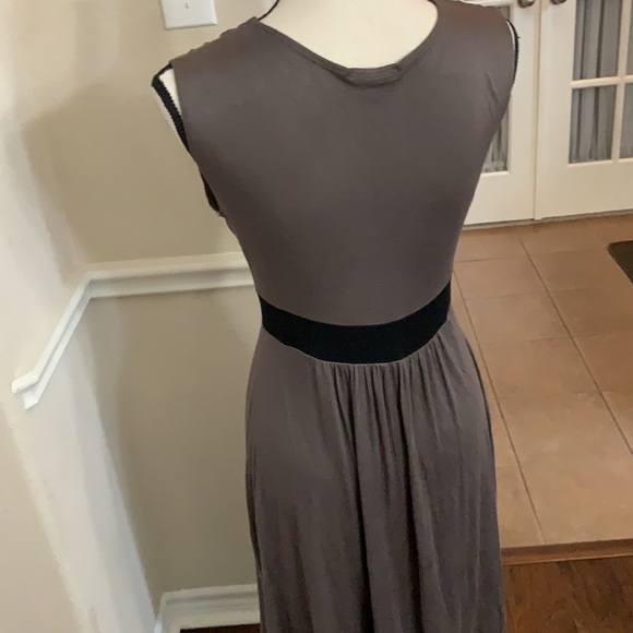 Soprano tan and black color block sleeveless dress. Small - Picture 9 of 17